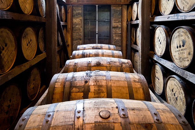 dřevěné sudy bourbon whisky
