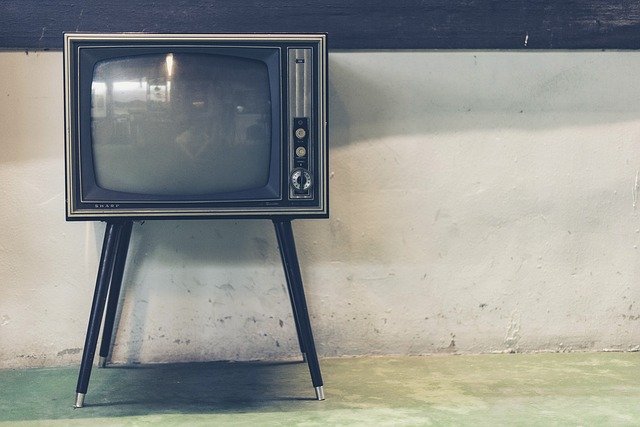 stará televize na nohách
